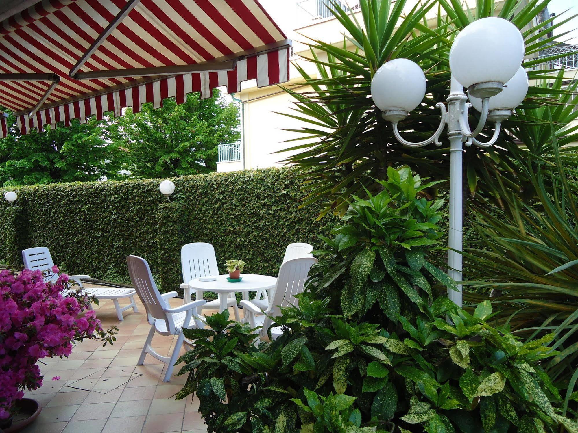 Hotel Matilde Marina di Massa Ngoại thất bức ảnh
